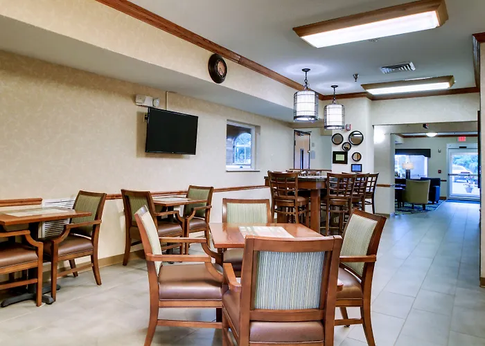 Baymont By Wyndham Hotel Galesburg